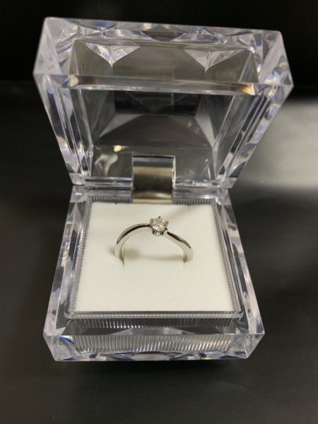 プロポーズリングでプロポーズをした後 ２人で婚約指輪を選べました お １ ｆ エフブンノイチの婚約指輪の口コミ 評判 Ringraph リングラフ