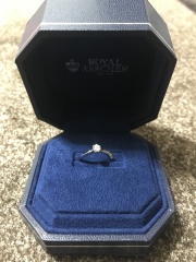 【ROYAL ASSCHER(ロイヤル・アッシャー)の口コミ】 とにかくダイヤの輝き具合が綺麗でした。
また、ウェーブがかかっている部…