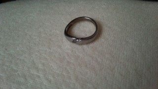 【俄(にわか)の口コミ】 デザイン自体はシンプルですが、斜めに２つ並べてあしらわれたダイヤモン…