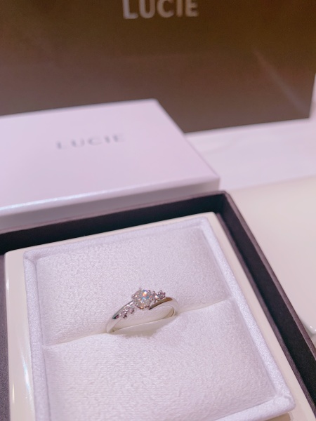 指輪のデザインがとても綺麗で、一見シンプルに見えますが、ホワイト