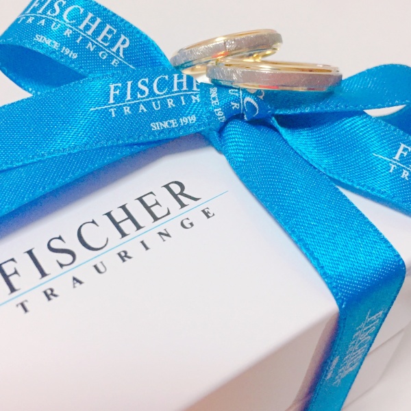 2種類の素材のコンビネーションにツヤ有りの部分とマットの部分の2種類の Fischer フィッシャー の結婚指輪の口コミ 評判 Ringraph リングラフ