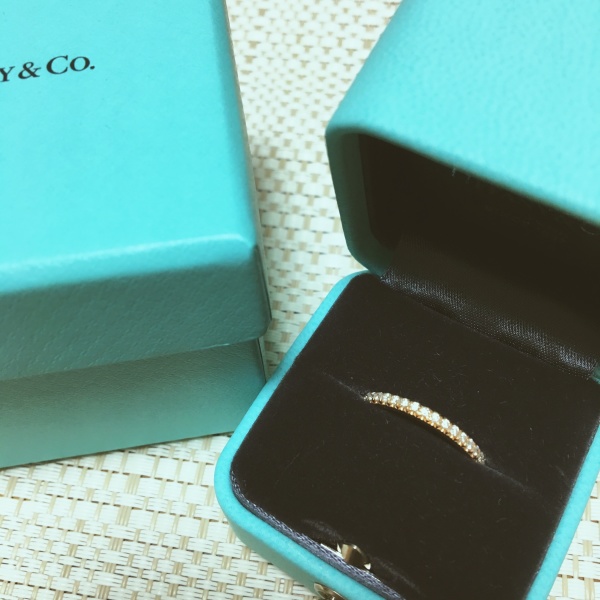 TIFFANY☆ダイヤ1粒細身リング☆重ねづけ 結婚指輪と重ねづけをすることができるような華奢だが、豪華に
