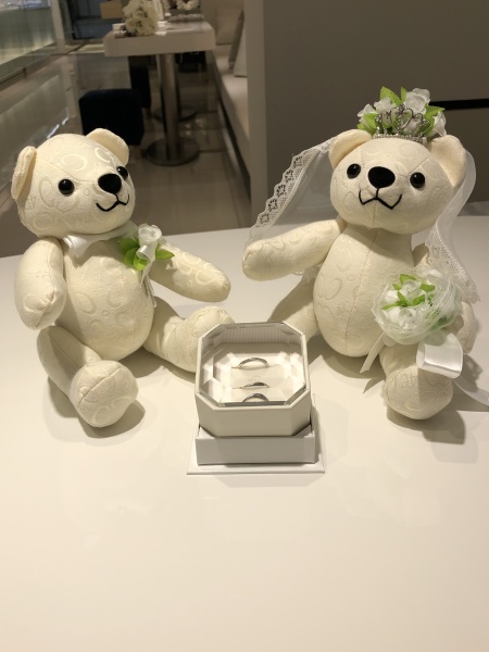 4℃ - テディベア　夫婦　結婚式 新商品】手をつなぐポーズや照れてるポーズが楽しめる、一味違う