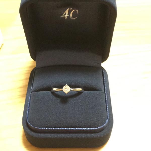 婚約指輪を貰ってそれと重ね付けできるものが良いなと思ってい