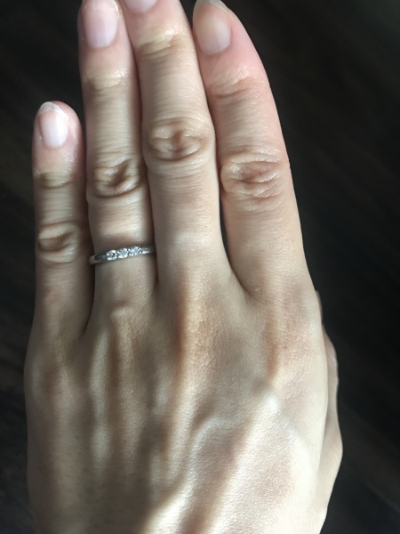 婚約指輪と重ねた時のことを考えて選びました。 ボリュームが