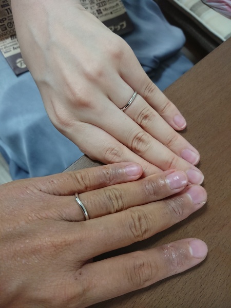 妻がデザインが気に入ったので購入しました。 シンプルなVライン