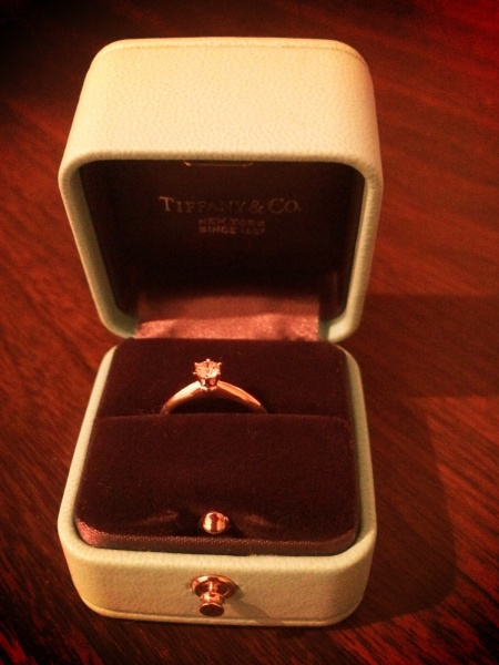 婚約指輪の王道ティファニーセッティングです。 王道と言われ