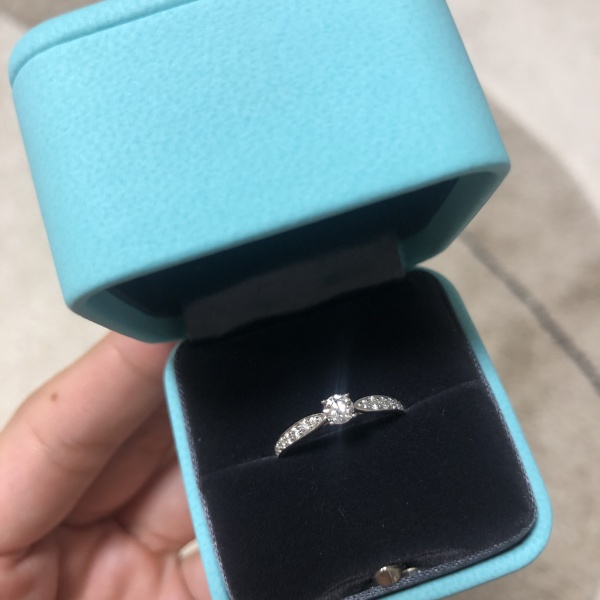 ティファニー　婚約指輪 2カラットのダイヤモンドを留めた6本爪ティファニー