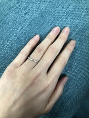 【Foulason(フレゾン)の口コミ】 ダイヤが入っている、幅が細い、という基準でいくつか試着をした結果、一…