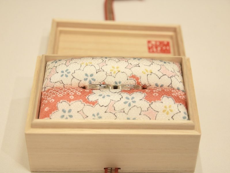 彼と一緒に結婚指輪を決めました。 後悔したくないよね、とフル