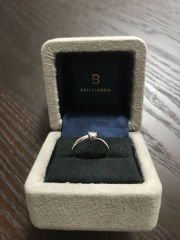 【BRILLIANCE+(ブリリアンスプラス)の口コミ】 ダイヤモンドの大きさを引き立たせてくれる可愛らしいデザインです。カー…
