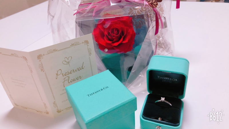 ダイヤのカットの形がプリンセスカット という形で四角い作りが素敵で つ ティファニー Tiffany Co の婚約指輪の口コミ 評判 Ringraph リングラフ