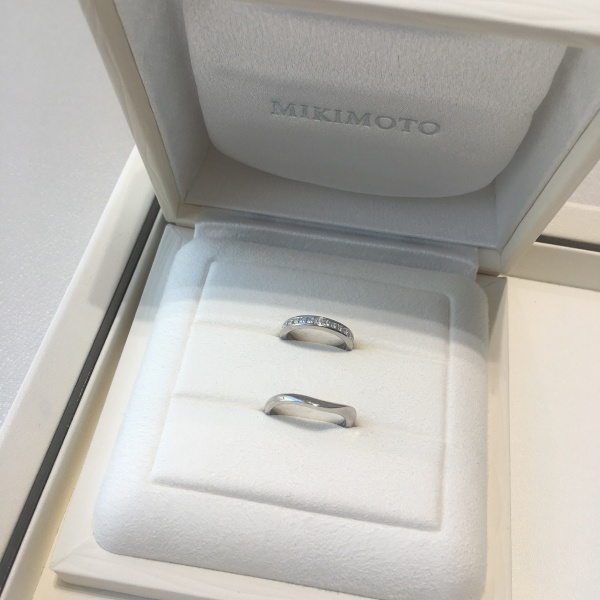 かなり指が細いため、既製品でもサイズが直せることが前提の指輪