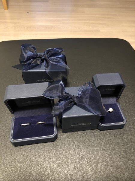 結婚指輪は理想のVライン。婚約指輪はFのVVS1。 大きさも理想の