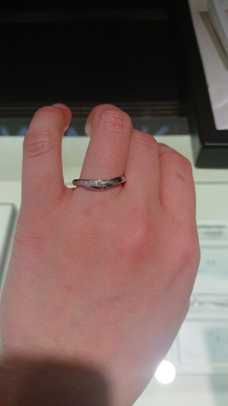 【俄(にわか)の口コミ】 着物の襟もとのようなフォルムがおしゃれで、指をすっきり見せてくれる洗…