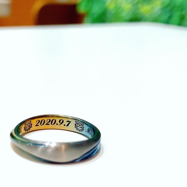 指輪の独創的なデザイン 発色のカラーバリエーションを含めて 唯一無二 Sora ソラ の結婚指輪の口コミ 評判 Ringraph リングラフ