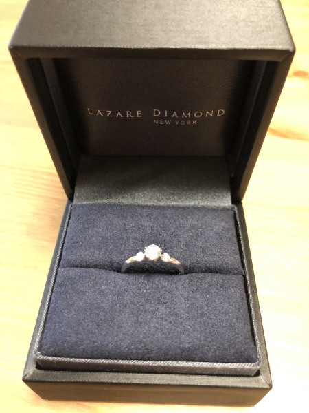 結婚指輪と重ねて使える形を希望していました。 お店でいくつか候補を