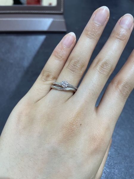 彼と2人で婚約指輪と結婚指輪のセットリングを探していました