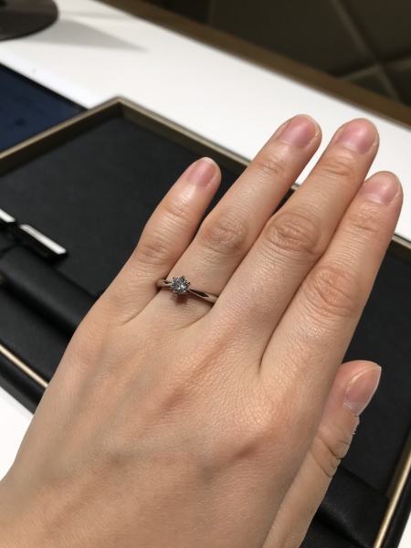 指が長い方ではないのと結婚指輪との重ね付けをしたかったので、婚約