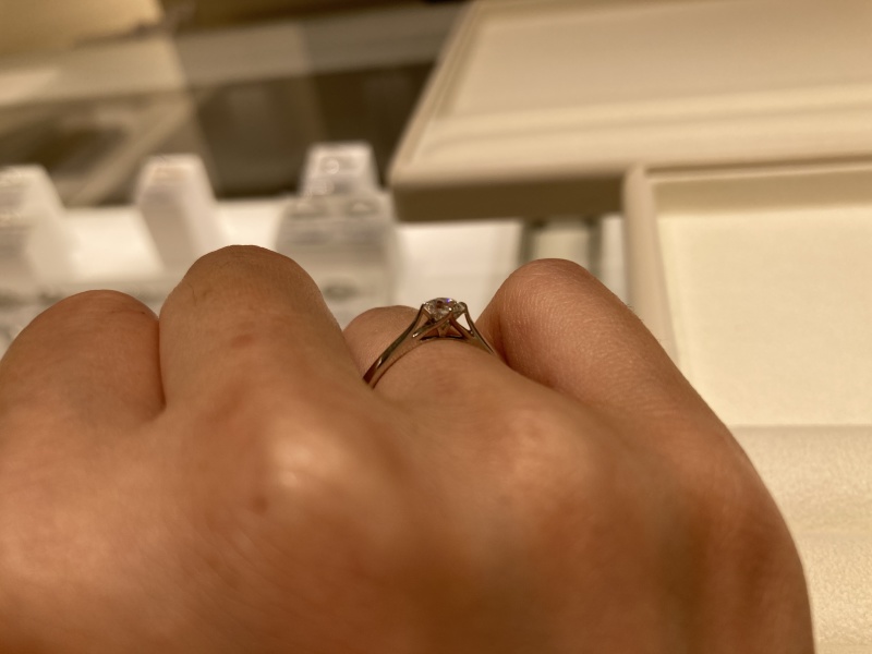 横から見たデザインがとても繊細で、ダイヤモンドが宙に浮いてる