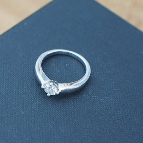 シンプルだけど、個性のある婚約指輪を探していて、一番印象に