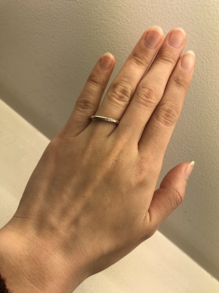 結婚指輪 プラチナリング TRECENTI (トレセンテ) プラチナストレートの結婚指輪ですが、斜めに流れるようにして
