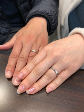 【LAPAGE(ラパージュ)の口コミ】 引っ掛かりがなく付けやすいデザインで、ゆるいウェーブのおかげで指が長…