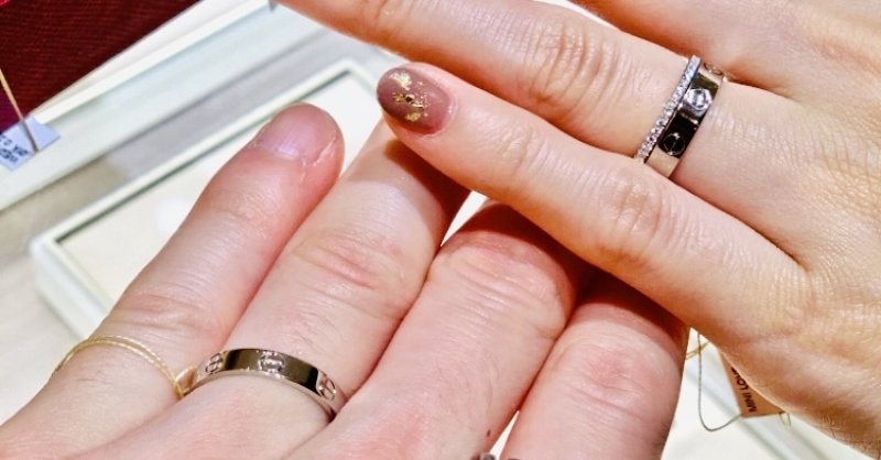 カルティエ　プラチナ　結婚指輪 とてもシンプルなデザインで、プラチナ素材で普段使いしやすいと