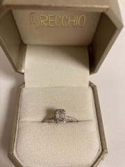 【ORECCHIO(オレッキオ)の口コミ】 決め手はダイアモンドのデザインです。
エメラルドカットがどうしても欲し…