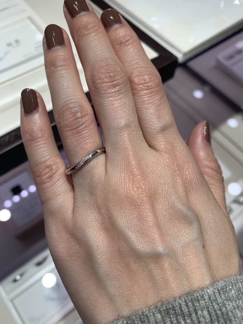 細めのリングにメレダイヤが右斜めラインに入ってるものです 俄で気にな 俄 にわか の結婚指輪の口コミ 評判 Ringraph リングラフ 細めのリングにメレダイヤが右斜めラインに入ってるものです 俄で気にな 俄 にわか の結婚指輪の口コミ 評判 Ringraph リングラフ