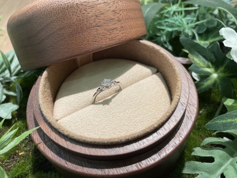メレダイヤの付いた婚約指輪が良いな』と思いながら婚約指輪を メレダイヤの付いた婚約指輪が良いな』と思いながら婚約指輪を