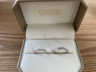 【ORECCHIO(オレッキオ)の口コミ】 肌馴染みの良いゴールドを婚約指輪として選択しました。エメラルドカット…