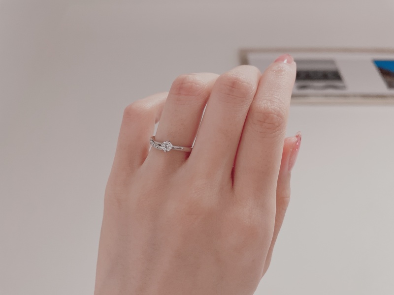 アイプリモさんのプラウの婚約指輪です♡ でっぱりが少ない