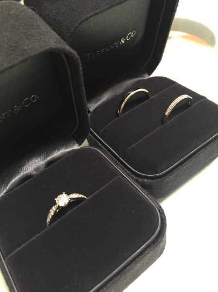 婚約指輪のハーモニーに合う、ハーフエタニティリングを探してい