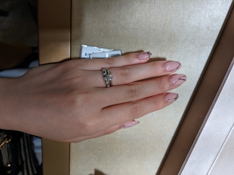 婚約指輪のデザインが好みだったため、伺いました。中心のダイヤ