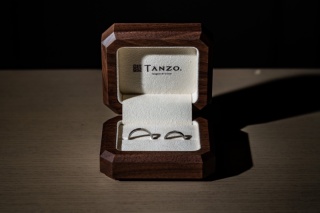 【TANZO.(鍛造指輪)の口コミ】 お互い手に似合い、かつペア感のある指輪を探していました。既成のものだ…
