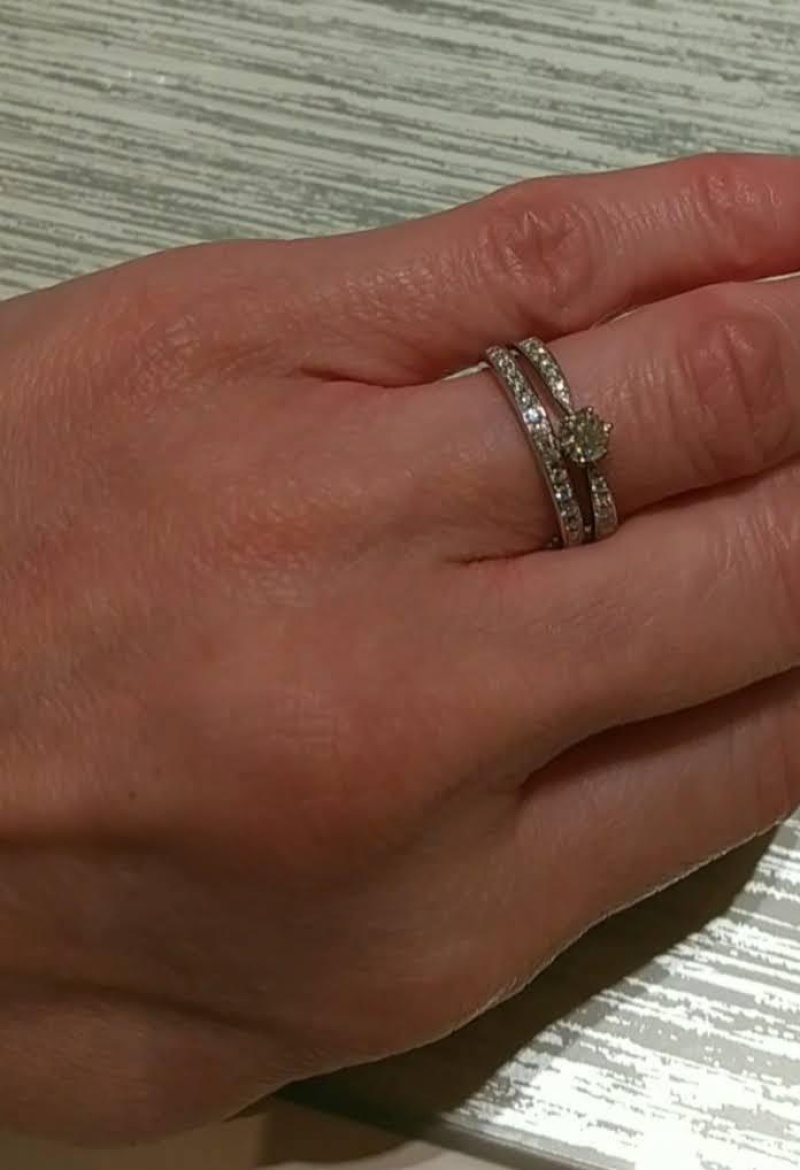 結婚後も普段に着用できるように結婚指輪との重ね付けもできる