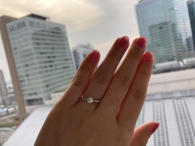 真ん中のダイヤモンドにかけてキュッと細くなるリングのデザインが可愛い ラザール ダイヤモンド Lazare Diamond の婚約指輪の口コミ 評判 Ringraph リングラフ