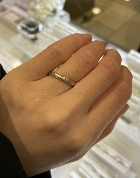 欲しいの 全体的に艶消し加工がされた指輪ですが、模様が入っておりキラリ アクセサリー