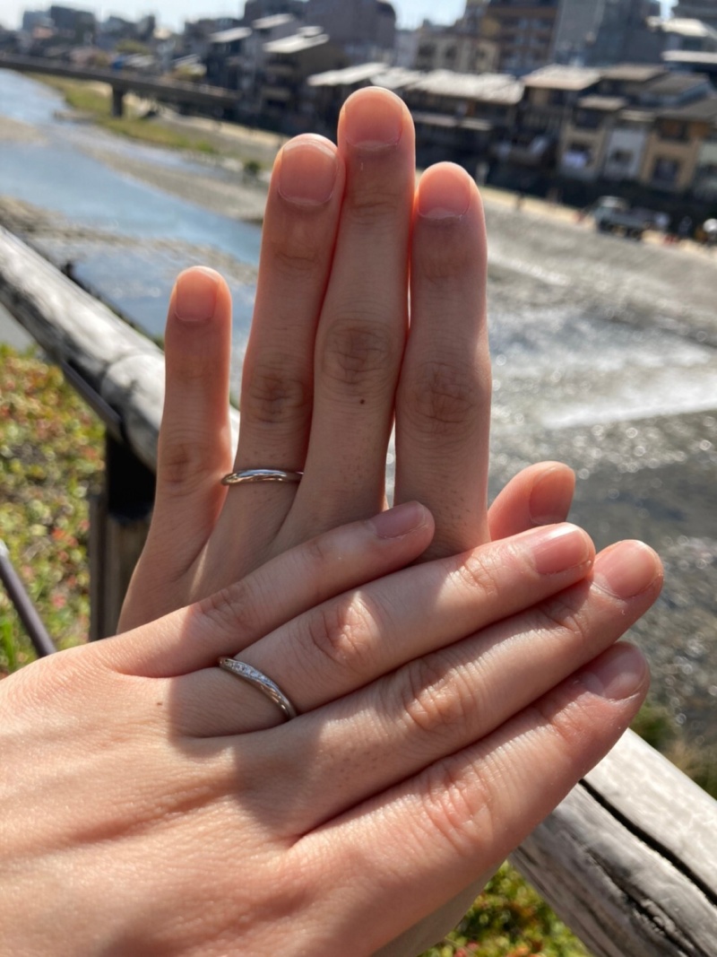 仕事柄休日だけ着用するため、デザイン性のあるダイヤ入りの結婚