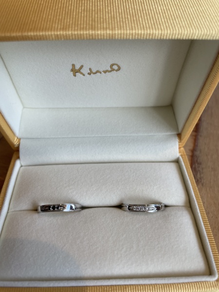 男性のブラックダイヤに合わせたデザインで、女性もダイヤを複数で、煌