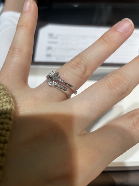 婚約指輪と結婚指輪を重ね付けした時に、デザインが合うもので