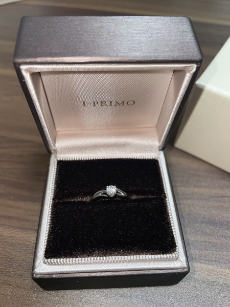 普通のシンプルな婚約指輪はちょっと飽きそう、でも個性的すぎるのも