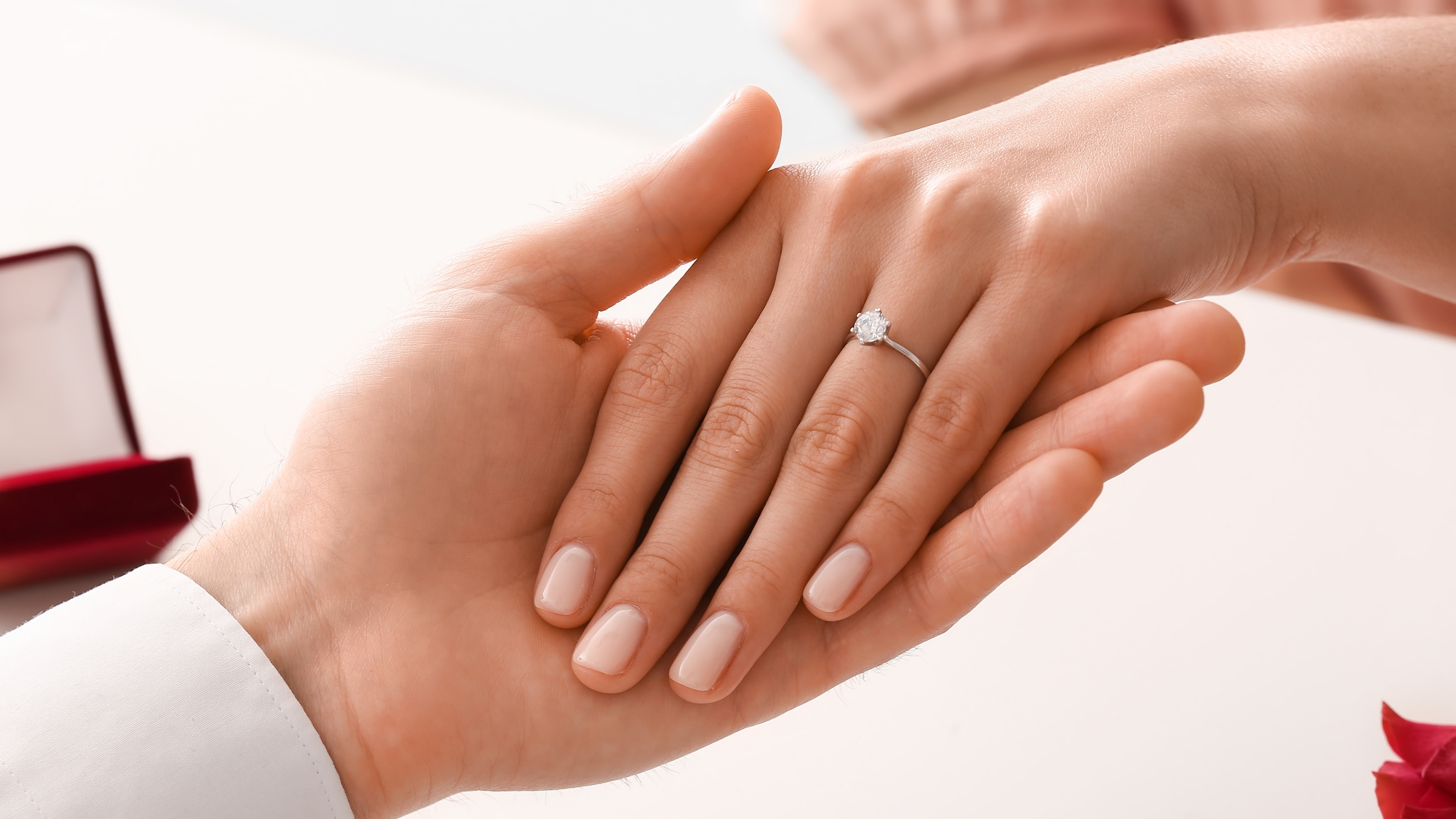 婚約指輪なしはありえない?離婚率が上がる?女性の本音とリスクを解説|結婚指輪・婚約指輪の口コミならRingraph 婚約指輪なしはありえない?離婚率が上がる?女性の本音とリスクを解説|結婚指輪・婚約指輪の口コミならRingraph