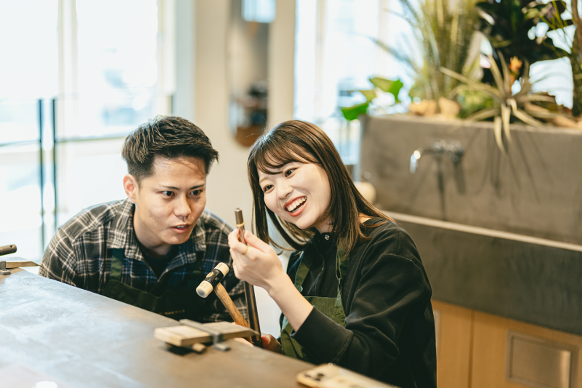 情報が溢れる時代だからこそ、流行に流されず、ふたりだけの「本質」を大切にしたい。鎌倉彫金工房の指輪作りは、そんなカップルに選ばれています。指輪を手作りする「時間」そのものが、何にも代えがたい特別な思い出となり、指輪に普遍的な価値を吹き込みます。デザインの根底にあるのは、素材の美しさを最大限に活かすミニマルな思想。流行のデザインを追いかけるのではなく、「ふたりらしさ」という最高のデザインを、自分たちの手で形にできる喜びがここにあります。