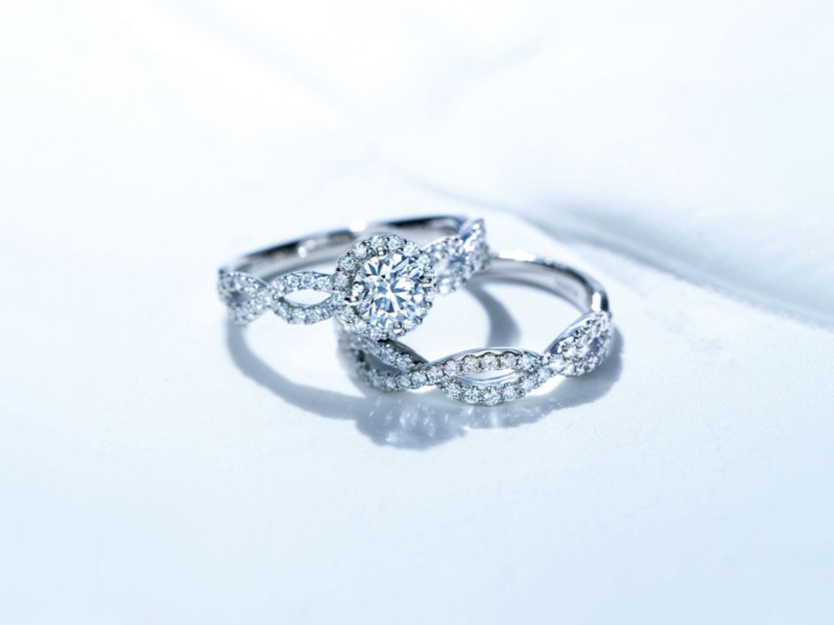 ヨーロッパの伝統と精緻な技巧”サヴォアフェール”。
ヴァンドーム青山のブライダルジュエリーはそのエッセンスをクリエイティブなデザイン、上質な素材、高度な技術で体現しています。
着けていることを忘れてしまうほどの指なじみの良さは、内側の仕上げにも徹底したこだわりとフォルムが織り成す技。
身に着ける人のライフスタイルをイメージして、爪の種類や技法を熟考し着け心地の良さを実現しています。