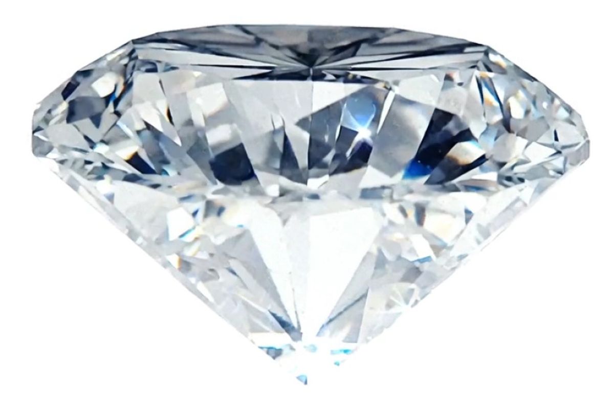 ダイヤモンドはどれも同じに見えるかもしれませんが、実は質がそれぞれ違います。
鑑定書がつく婚約指輪のセンターダイヤモンドだけでなく、婚約指輪のサイドや結婚指輪に使われる小さなダイヤモンドも、一つひとつ質が異なります。

私たち宝石バイヤーがダイヤモンドディーラーから買い付ける際、小さなダイヤモンドも質で細かく分けられています。
もちろん、質が高ければ買い付け価格も高くなります。
シンドバットでは、その中でも特に質の高いダイヤモンドをのみを買い付けています。
だからこそ、カップル様たちから「うわぁ、すごい輝く！」
と、感激されています。
また、実店舗を一店舗のみにするなどの工夫でコストを抑え、グレードが高いダイヤモンドを使っても価格は抑えめです。
