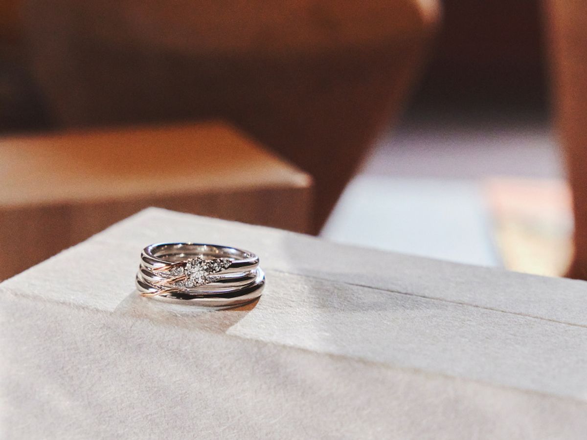 遥かな時を越え、
日本の暮らしの中で静かに受け継がれてきた
祈りと美のかたち

シンボルマークに宿る願い
瀬戸内という土地に息づく祈り
日本文化の粋を映した、桐箱のしつらえ

ひとつひとつに込められた想いが
おふたりの誓いとともに
静かに、そして末永く輝き続けますように

天と地が結ばれる瞬間、
想いと想いが重なり合うひとときを大切に

人生の門出に寄り添う
結婚指輪・婚約指輪をお仕立てしています