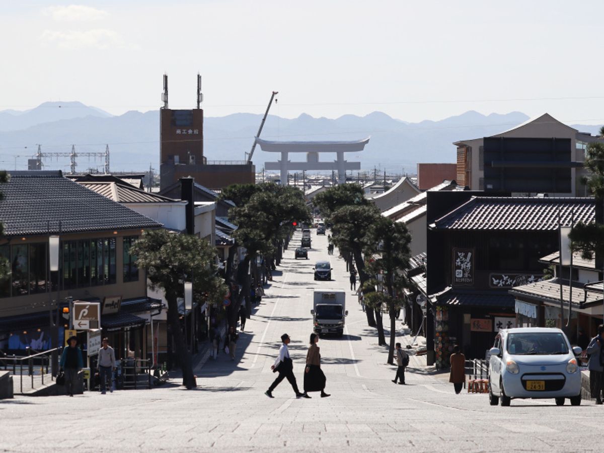 縁結びのご利益で知られる出雲大社。
その表参道にあたる神門通り(しんもんどおり)にお店を構える出雲縁。
私たちが暮らす島根県の出雲地方には、古く古事記に記された神話の舞台が数多く存在し、今に受け継がれてきました。
縁結びの物語はそのうちのひとつ。

ふたりが人生を共に歩むことを決めたとき、そこにはご縁の糸の存在があるもの。
こうした価値観はこうした環境を身近に感じて育った私たちならではの価値観なのかもしれません。

結婚指輪はふたりがご縁で結ばれた証。
指輪という円をなす形は、ご縁結びの象徴。

その形をおふたりで生み出すという経験はきっと、
おふたりのこれからに大きな支えとなるはず、そう感じています。
