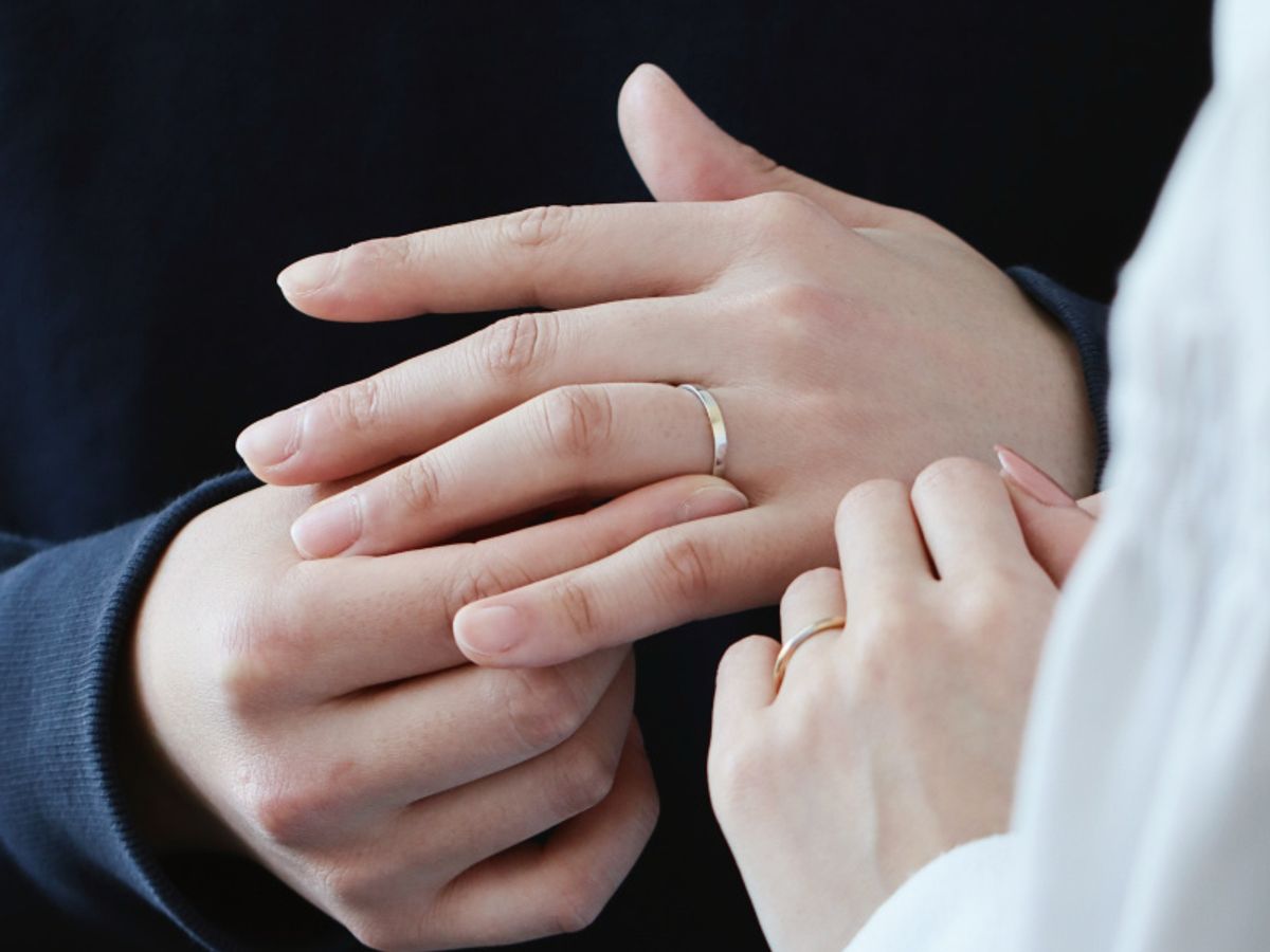 結婚指輪は、結婚というおふたりの人生にとって大きな節目となる「想い」を大切にするジュエリー。

出雲縁では、指輪を作るという工程を経験していただくことで、より強く想いや思い出を指輪に込めることができるものと考えています。
ご自身の手によって生み出したものだからこそ、経年によって付いていく小傷やへこみもまた愛おしく、味わい深いものとなるはず。

また、この地で作った指輪の存在がおふたりと出雲との間につながりを生み出すことで、
いつの日にかまた、
その思い出を手繰り寄せるように出雲を訪ねていただく。

おふたりの共通した始まりの思い出を、指輪とともにつくっていただけたら幸いです。
